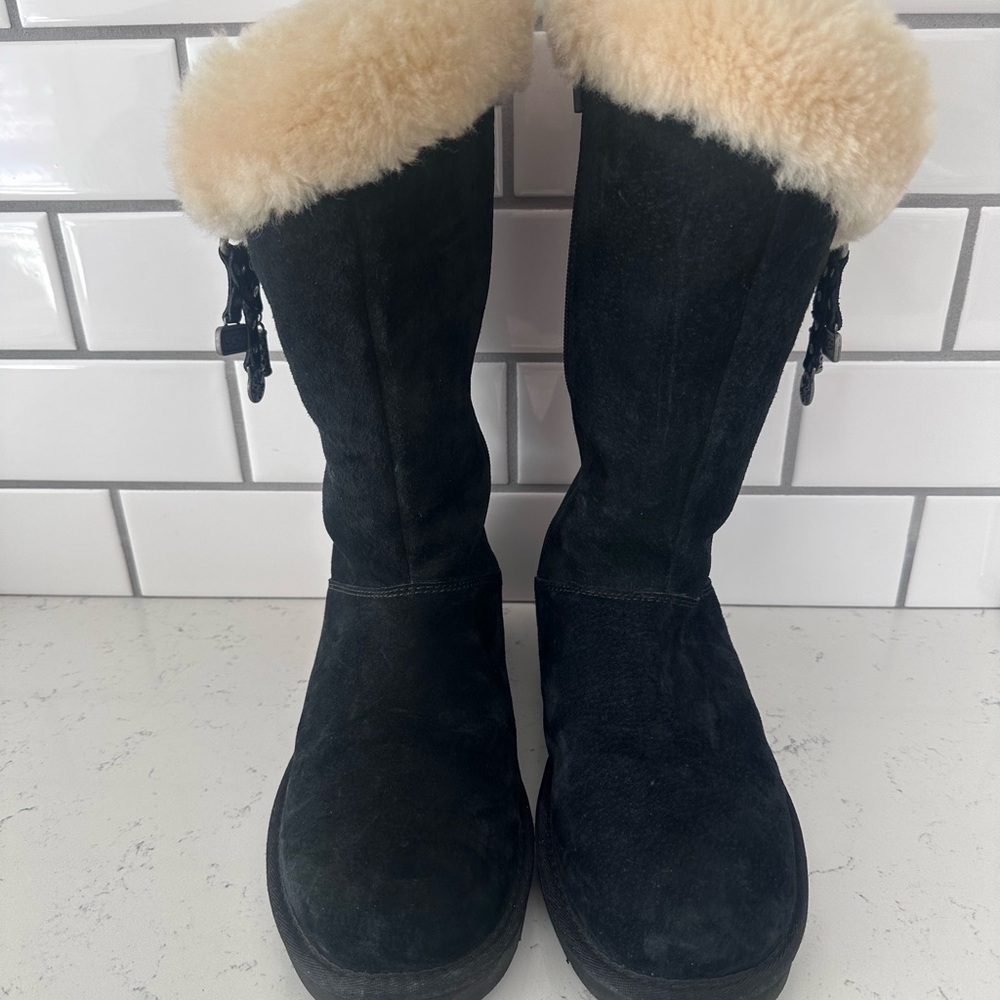 UGG Plumdale Charm‎ boots Size 8